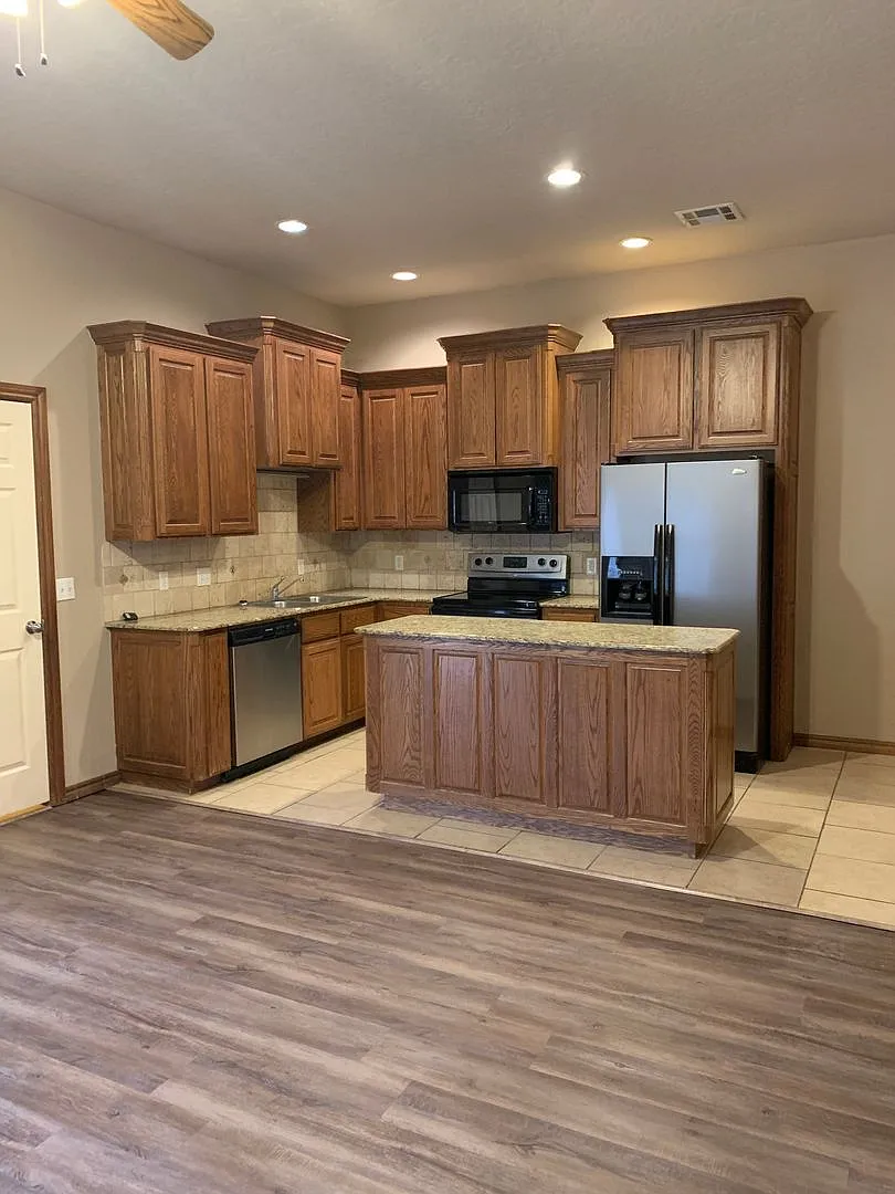 3 bedroom, 2 bathroom, 2 car garage — Photo 2