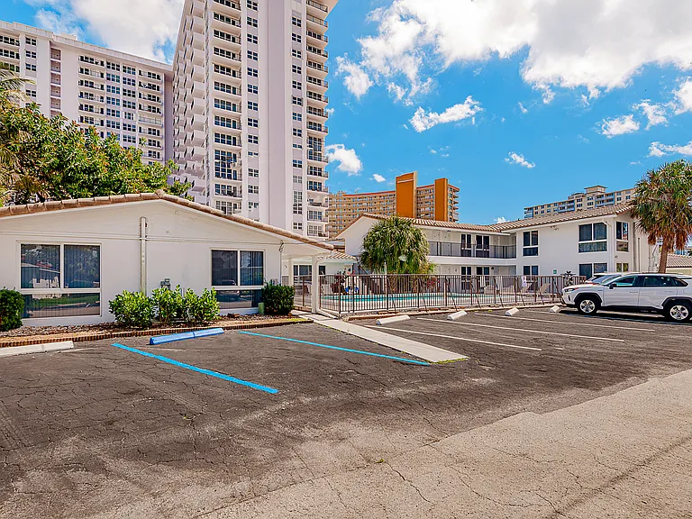 412 Sunset Dr #13 — Photo 6