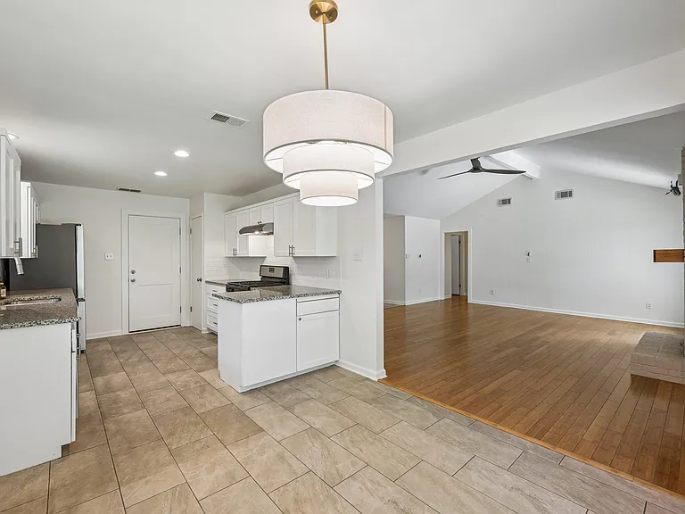 2717 Charlesworth Dr — Photo 12