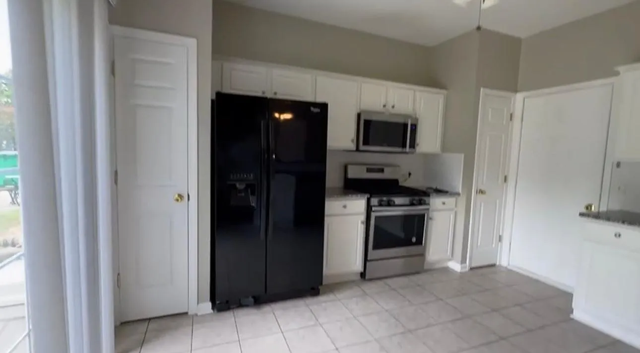3 bed, 1436 sqft, $2,100 — Photo 4