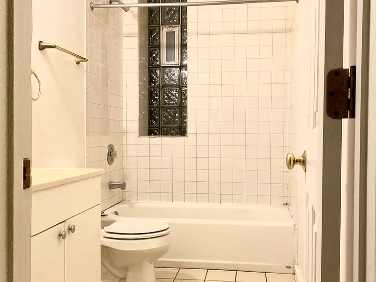 938 W 31st Pl #1R — Photo 4