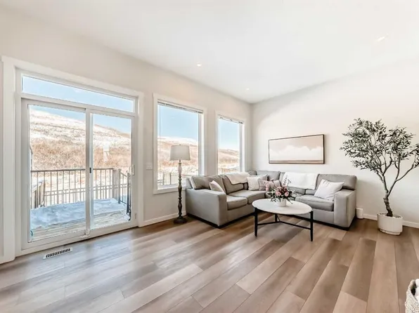 272 Cranbrook Sq SE, Calgary, AB T3M 3E3