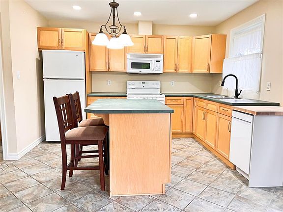 3rd image of 2099 Edgemore Ave
