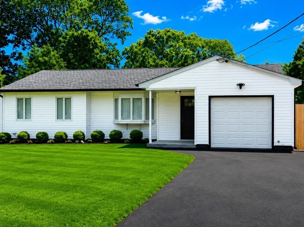 16 Adobe Drive, Shirley, NY 11967