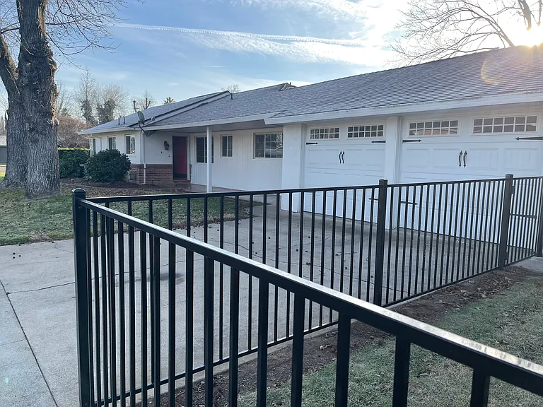 101 Sherman Dr — Photo 2