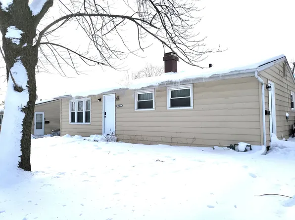 706 Jackson Ave, Carpentersville, IL 60110