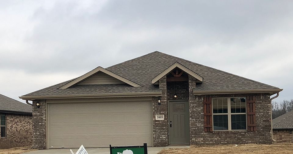 1st image of 1005 E Mimosa St