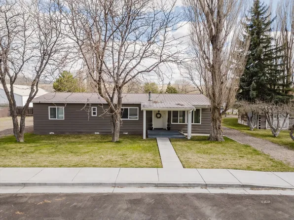 305 School St, Carlin, NV 89822