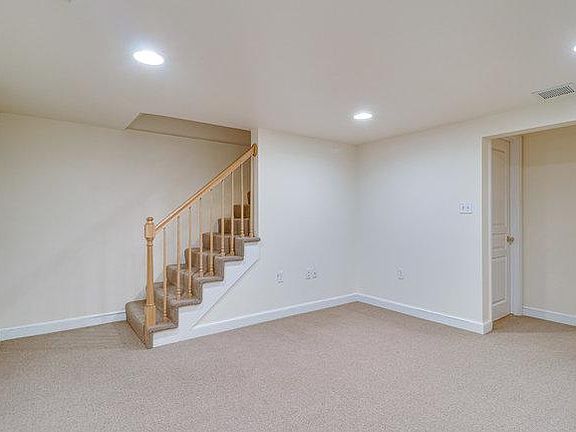 4th image of 18 1/2 E Myrtle St