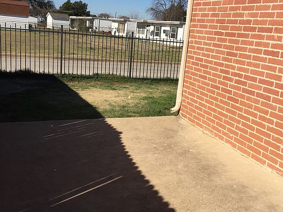4th image of 923 Lake Dr