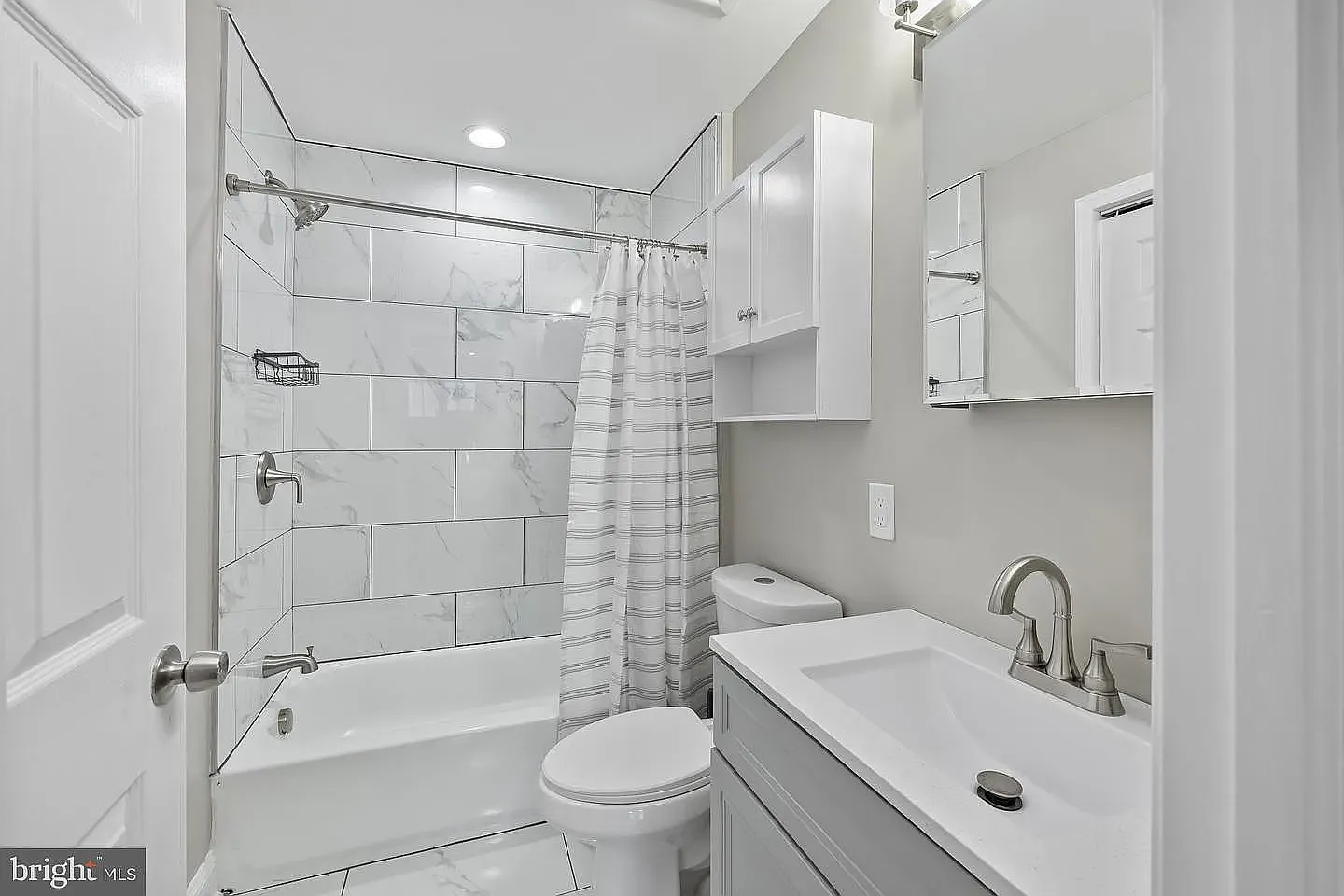 3 bed, 2200 sqft, $985 — Photo 1