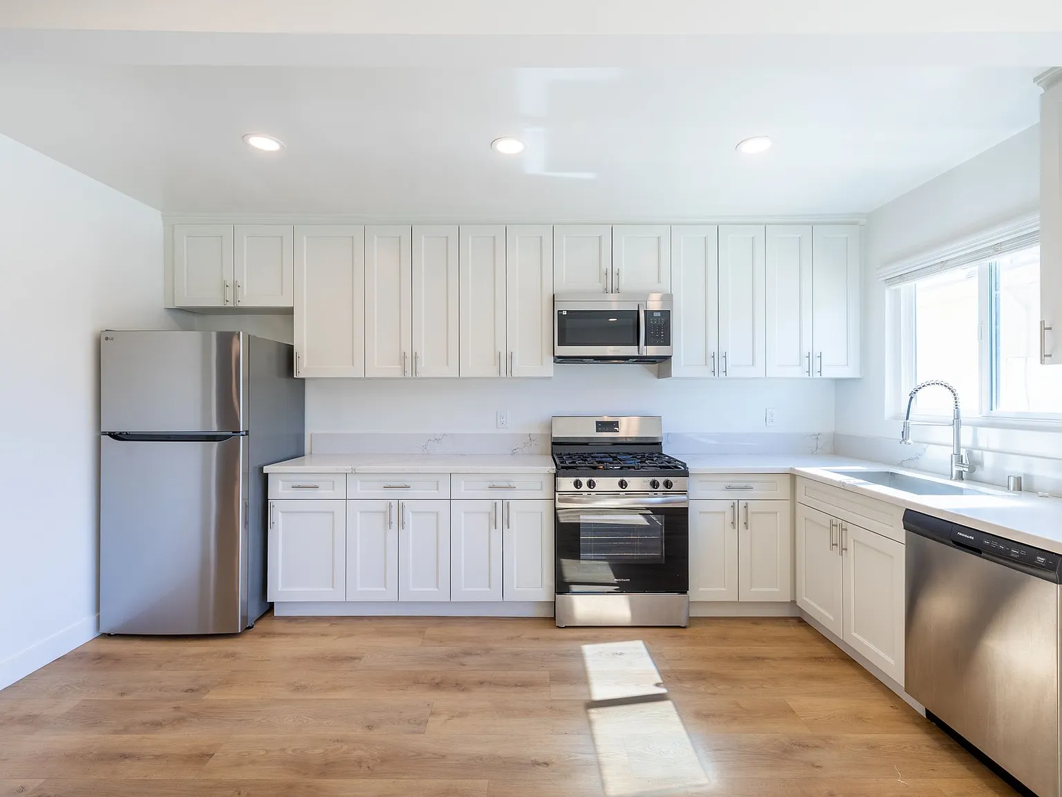 Bright & Spacious Renovated Apartments Prime West Hollywood Location — Photo 4