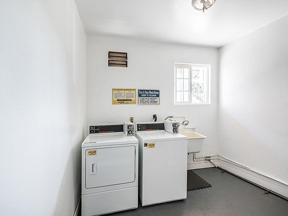 3rd image of 12325 Oxnard St APT 4