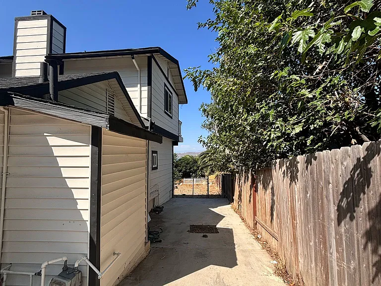 17530 Hayes Ave — Photo 6