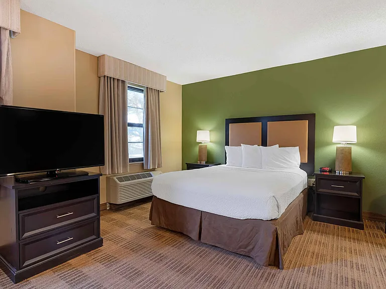 Deluxe Studio - 1 Queen Bed