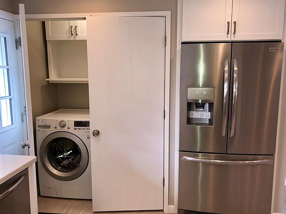 5th image of 256 Zandale Dr