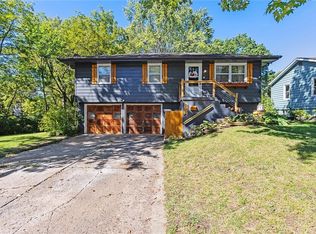 825 SW Pleasant Dr, Lees Summit, MO 64081