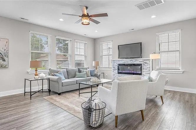 4 bed, 2.5 bath, 2528 sqft, $3,950 — Photo 3