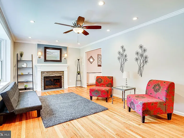 8475 Thames St — Photo 3