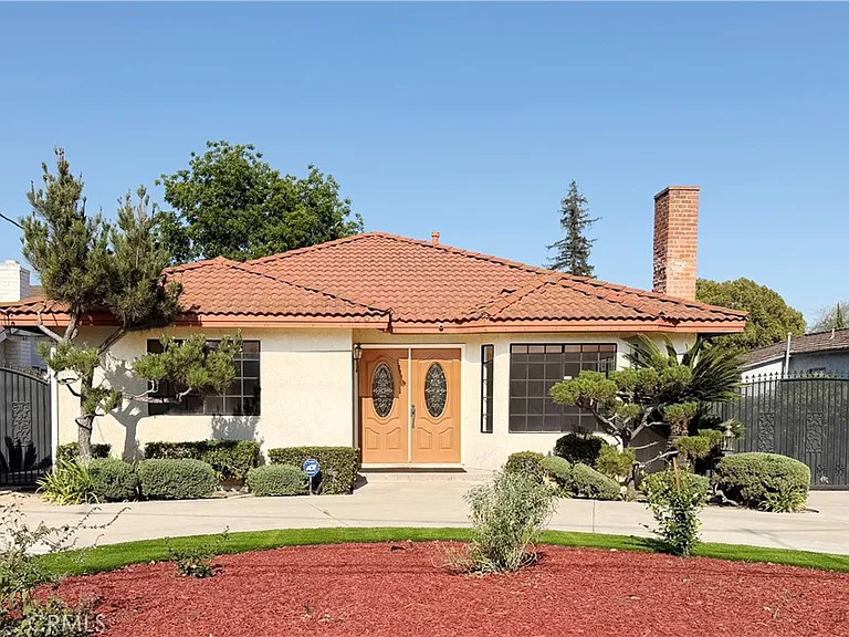 1050 Mayflower Ave — Photo 1