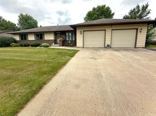 1279 Maplewood Dr, Worthington, MN 56187