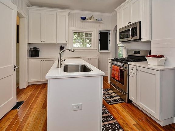 5th image of 2882 Grand Ave