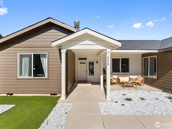 3rd image of 429 Dakota Heights Drive