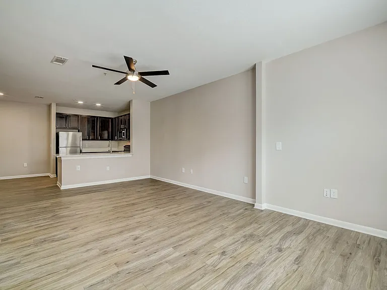Las Brisas Apartments — Photo 123