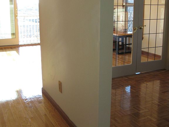 Dining rm on rt.