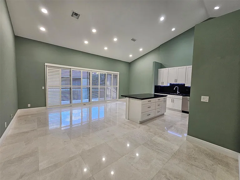 5770 Coach House Cir #F — Photo 3