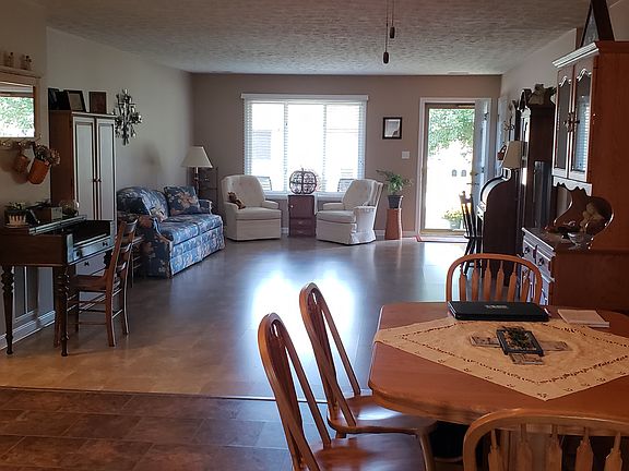 Living Area/Dining Area