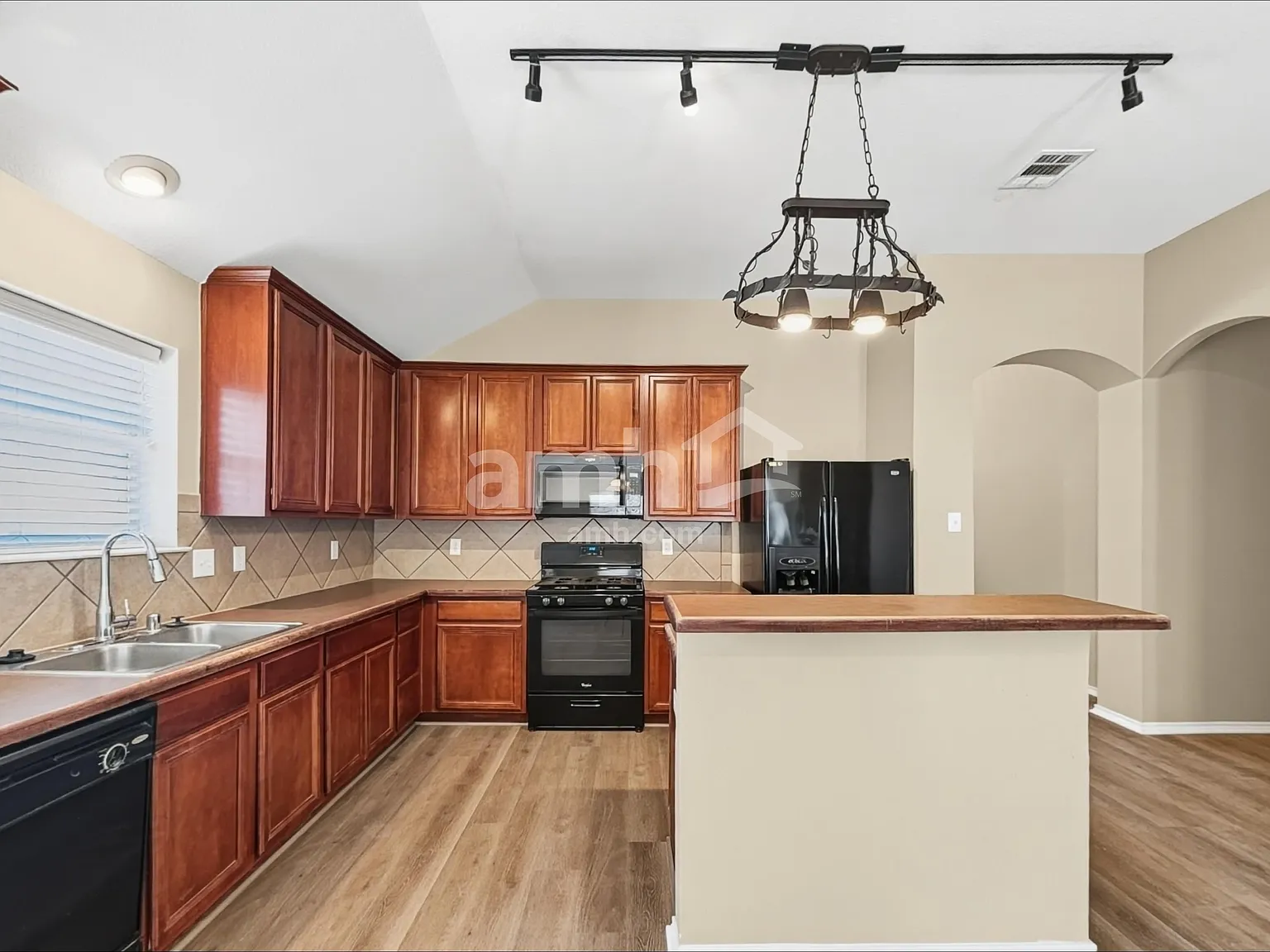 3 bed, 2.0 bath, 1728 sqft, $2,160 — Photo 3