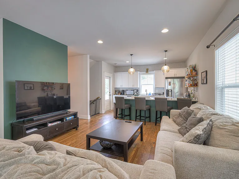 901 Curdwood Blvd — Photo 5