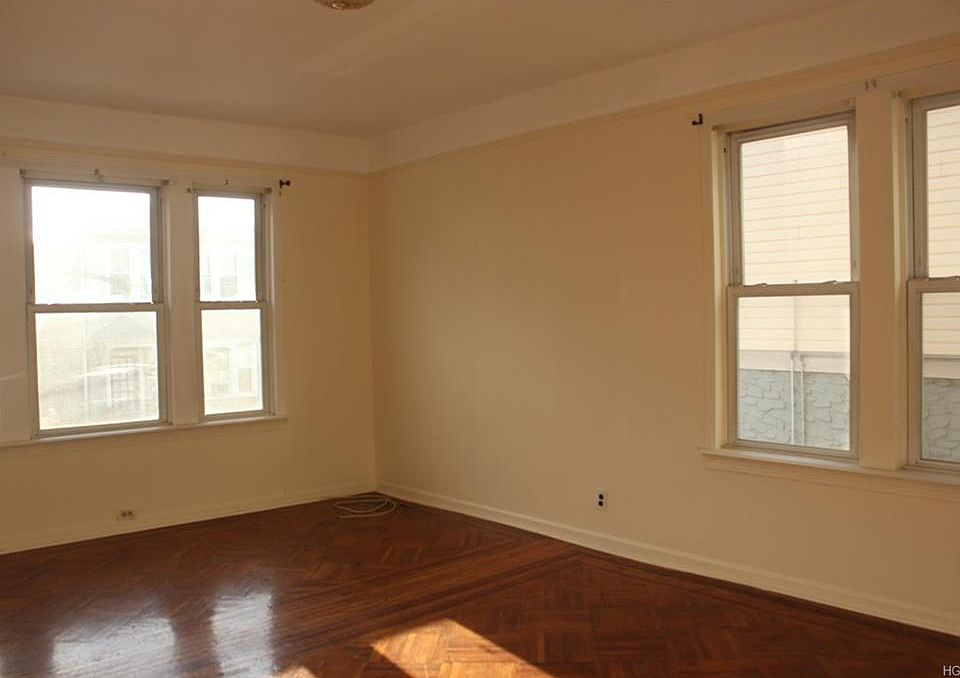 1st image of 21 Lane St APT 1