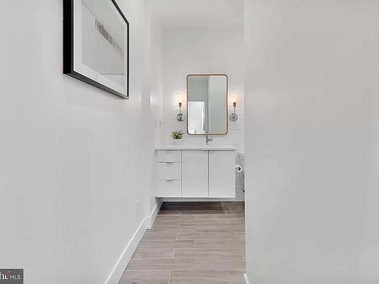 En-suite master bedroom corridor