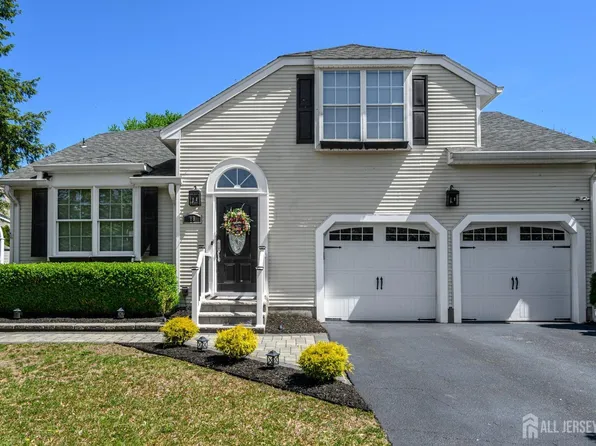 18 Hunters Pointe Rd, Middletown, NJ 07748