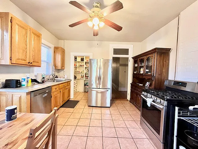 3 bed, 1.5 bath, 9999 sqft, $4,700 — Photo 2