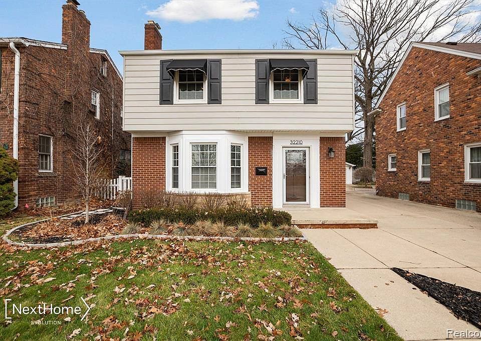 1st image of 32210 W Chicago St