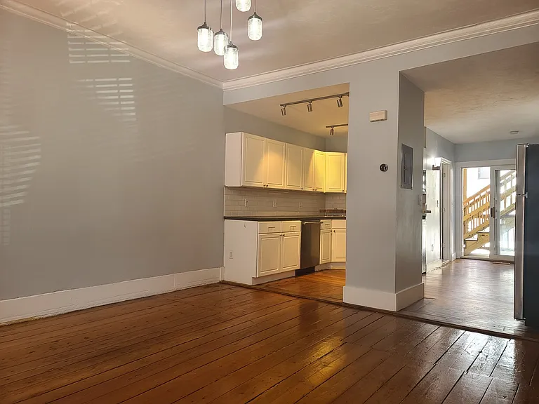 216 W 9th St #1 — Photo 4