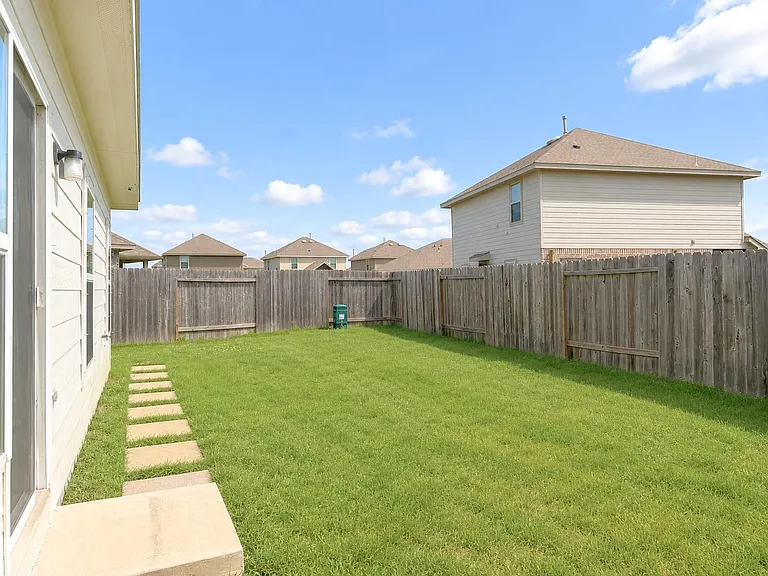 323 Bennett St — Photo 20