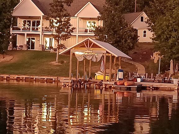 2nd image of 376 Hickory Hl