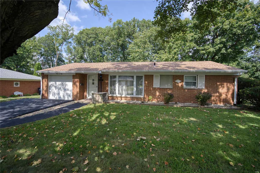 909 Clearview Dr photo 1