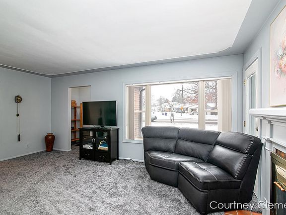 5th image of 2561 Plainfield Ave NE