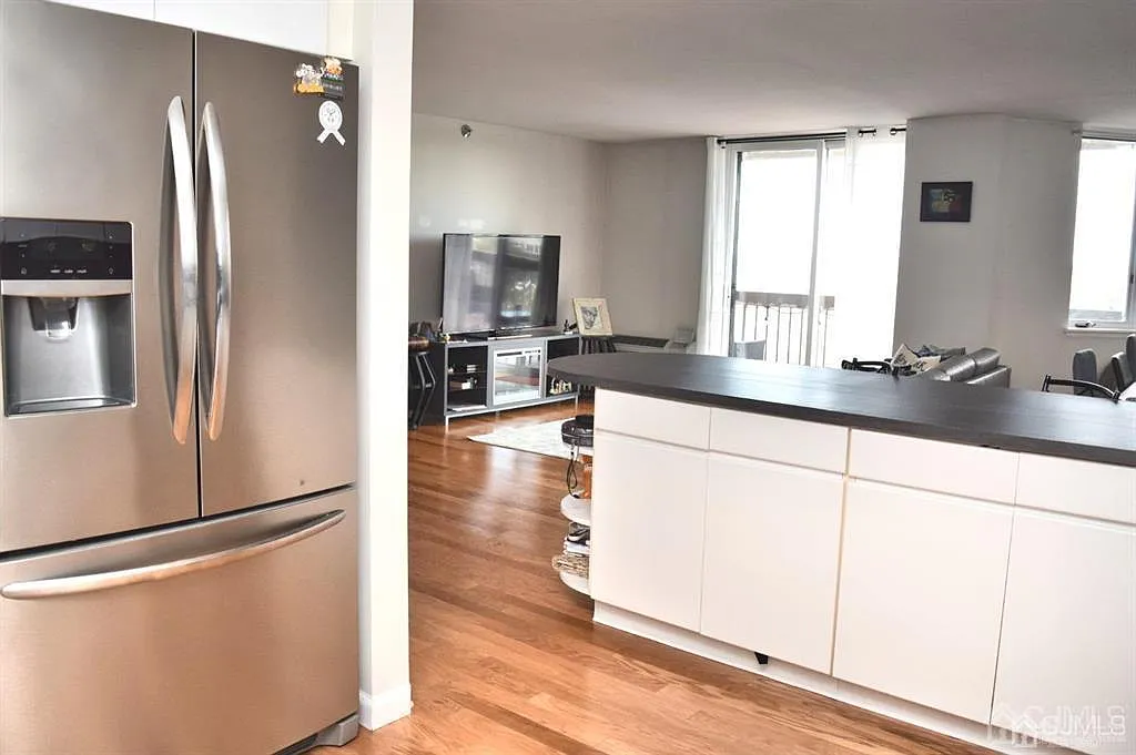 2 bed, 2.0 bath, 1300 sqft, $3,300 — Photo 4