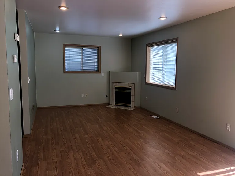 247 NW Clay Ct — Photo 4