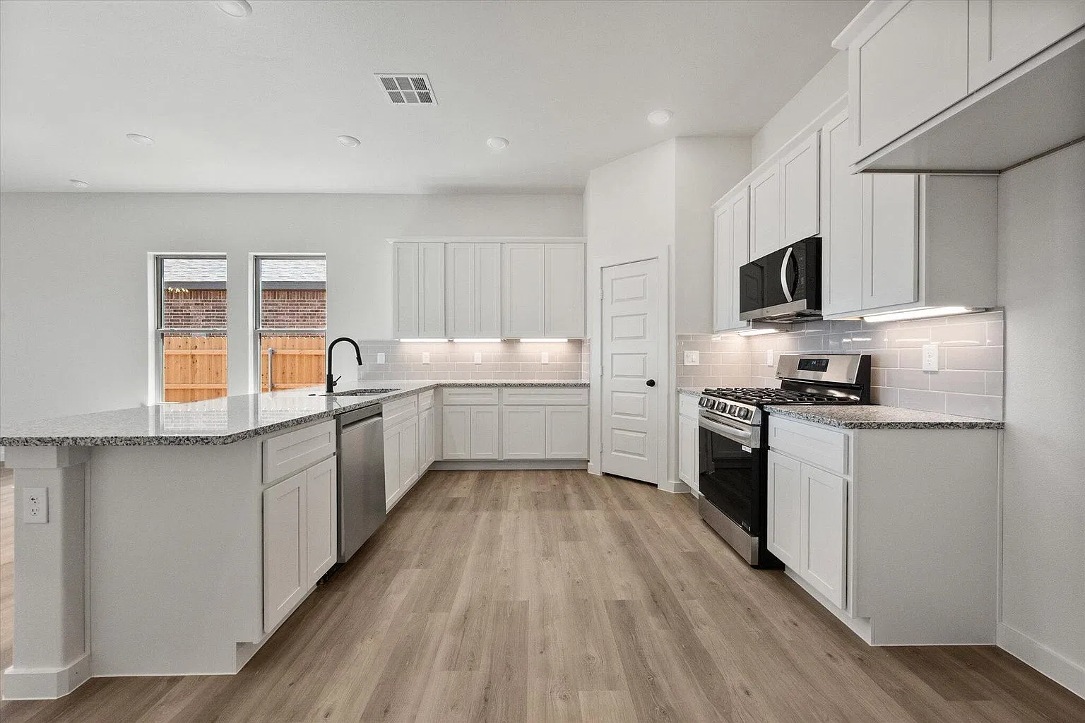 3 bed, 1760 sqft, $2,400 — Photo 4