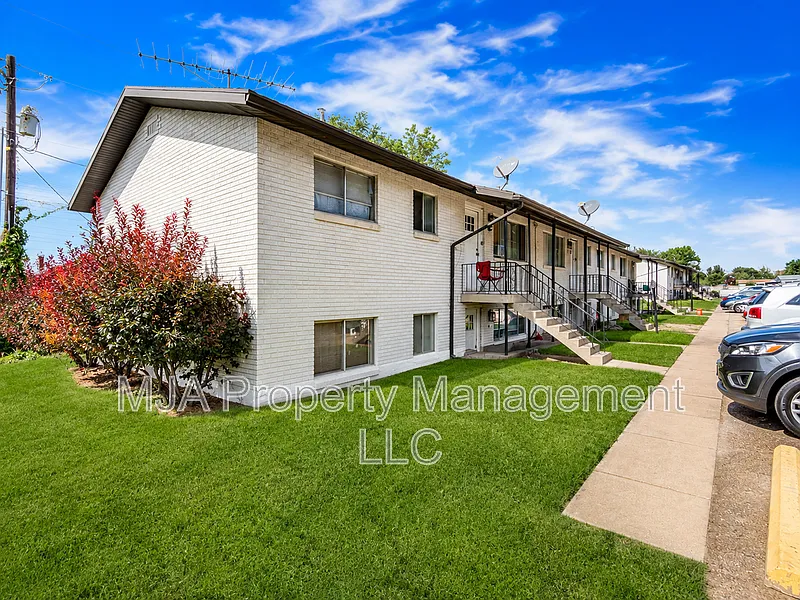2 bed, 1.0 bath, 927 sqft, $1,025 — Photo 1