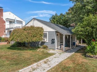 32 Old Wood Rd, Port Washington, NY 11050