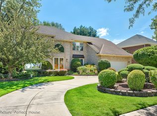 6245 Squire Ln, Willowbrook, IL 60527