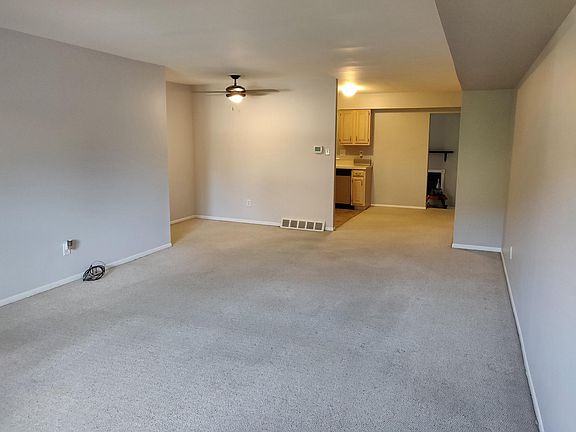 Spacious living room / dining area